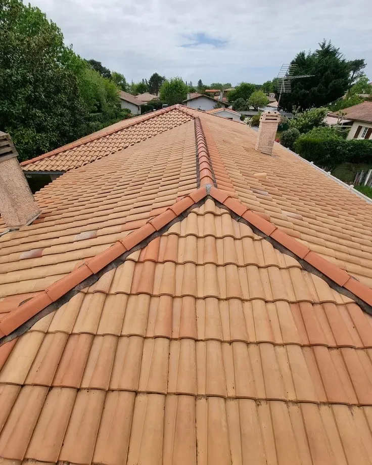 Grand toit en tuiles, après le chantier