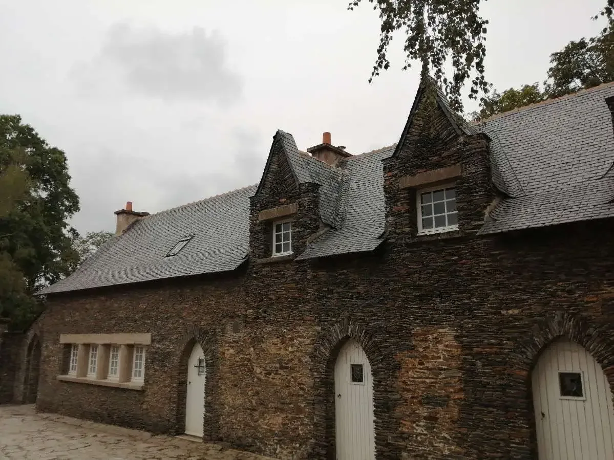 Toiture en ardoises propre sur une maison en schiste